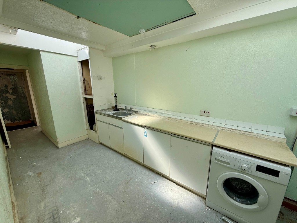 Lot: 43 - HOUSE OF MULTIPLE OCCUPANCY FOR INVESTMENT - Utility room